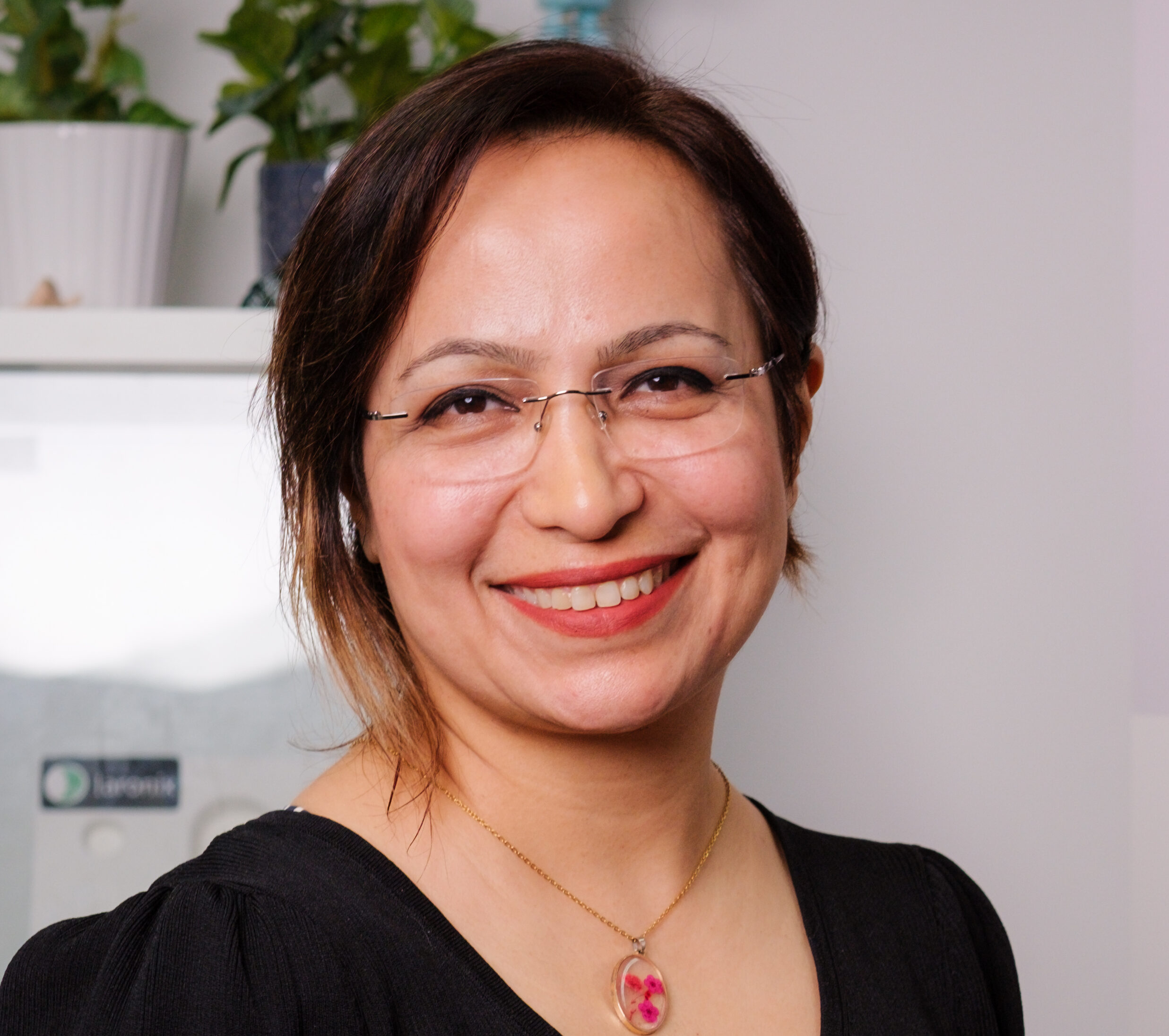 Headshot of Farzaneh Ahmadi